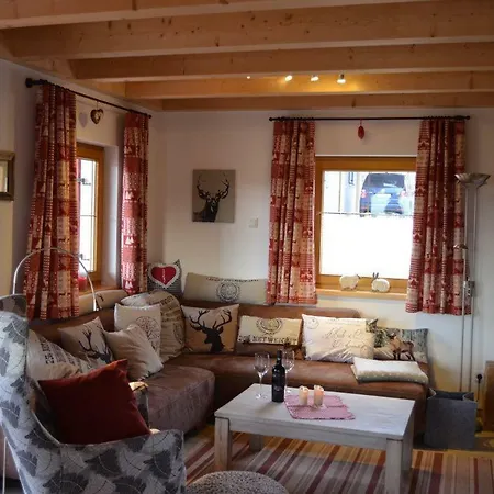Ferienhaus-Gamsbock-Mit-Sauna بيت للعطل Illach
